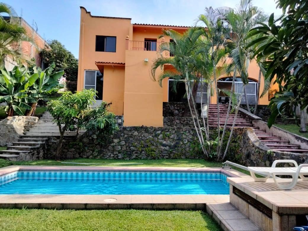 Casa con alberca y jardín en el fraccionamiento Burgos, Morelos